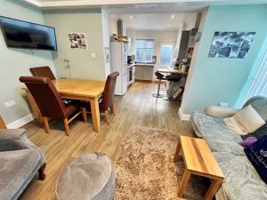 Kitchen/Sun lounge dining room- click for photo gallery